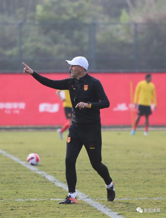 嗯啊h亲女客厅h蛰伏